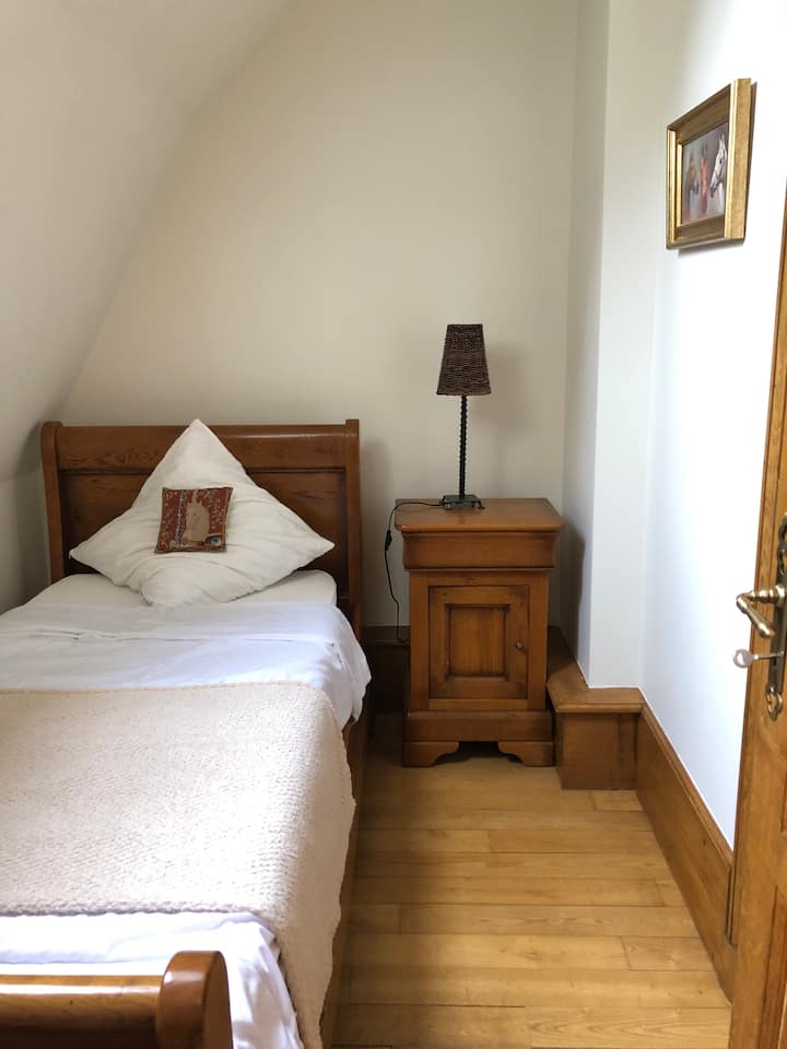 سرير غرفة نوم 90 × 190 في الطابق العلوي