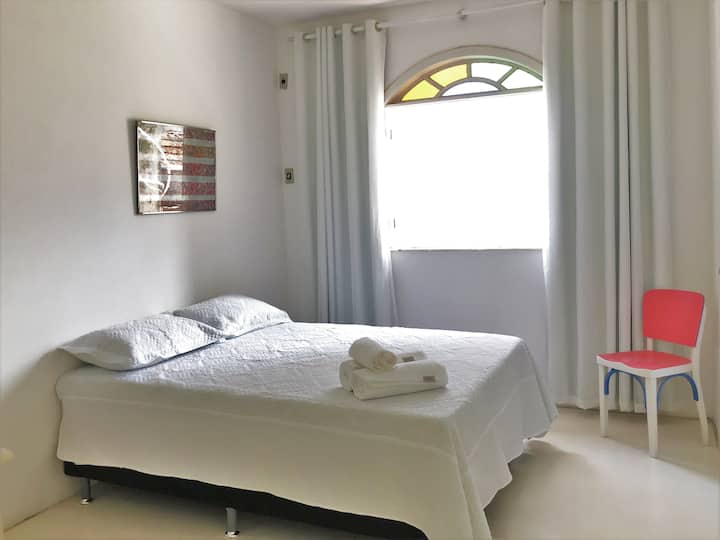 Apartmán 03 - 2. poschodie, manželská posteľ, spálňa s kúpeľňou, stropný ventilátor a skriňa.