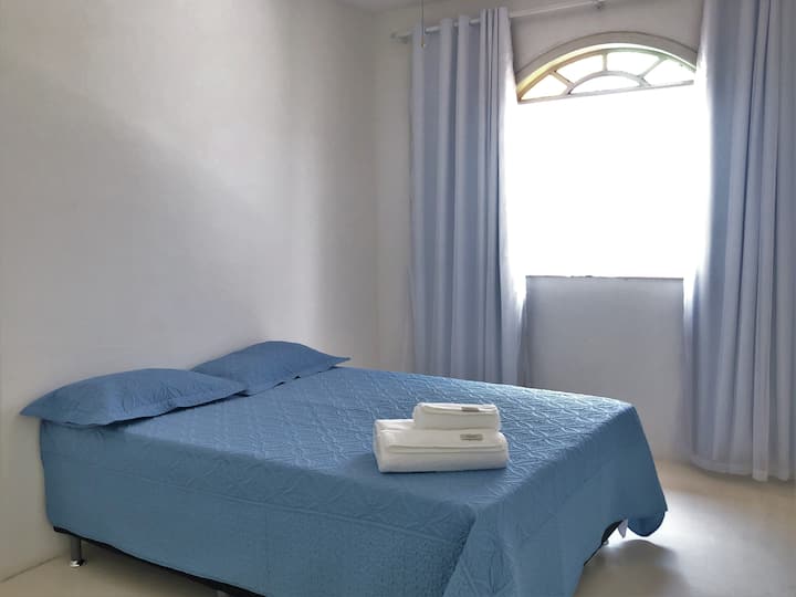 Apartmán 04 - 2. poschodie, manželská posteľ, spálňa s kúpeľňou, stropným ventilátorom a papagájom na oblečenie.