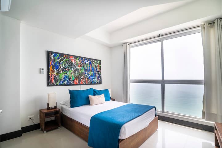 Chumba hiki cha kulala kina kitanda kimoja cha watu wawili na kitanda kimoja cha kuvuta. 