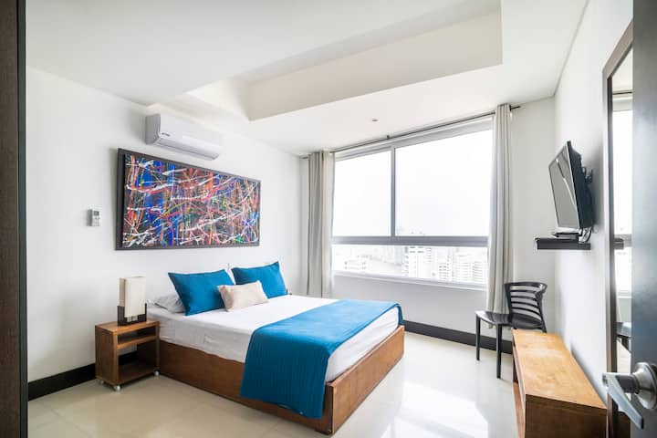 Chumba hiki cha kulala kina kitanda kimoja cha watu wawili na kitanda kimoja cha kuvuta. 