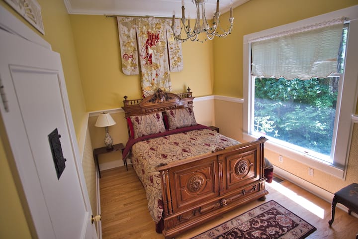 Queen Room II