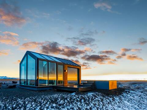Modern Glass Cottage (Blár) with Private Hot Tub
