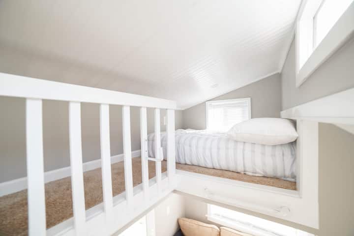 Malo potkrovlje s madracem od memorijske pjene veličine. 