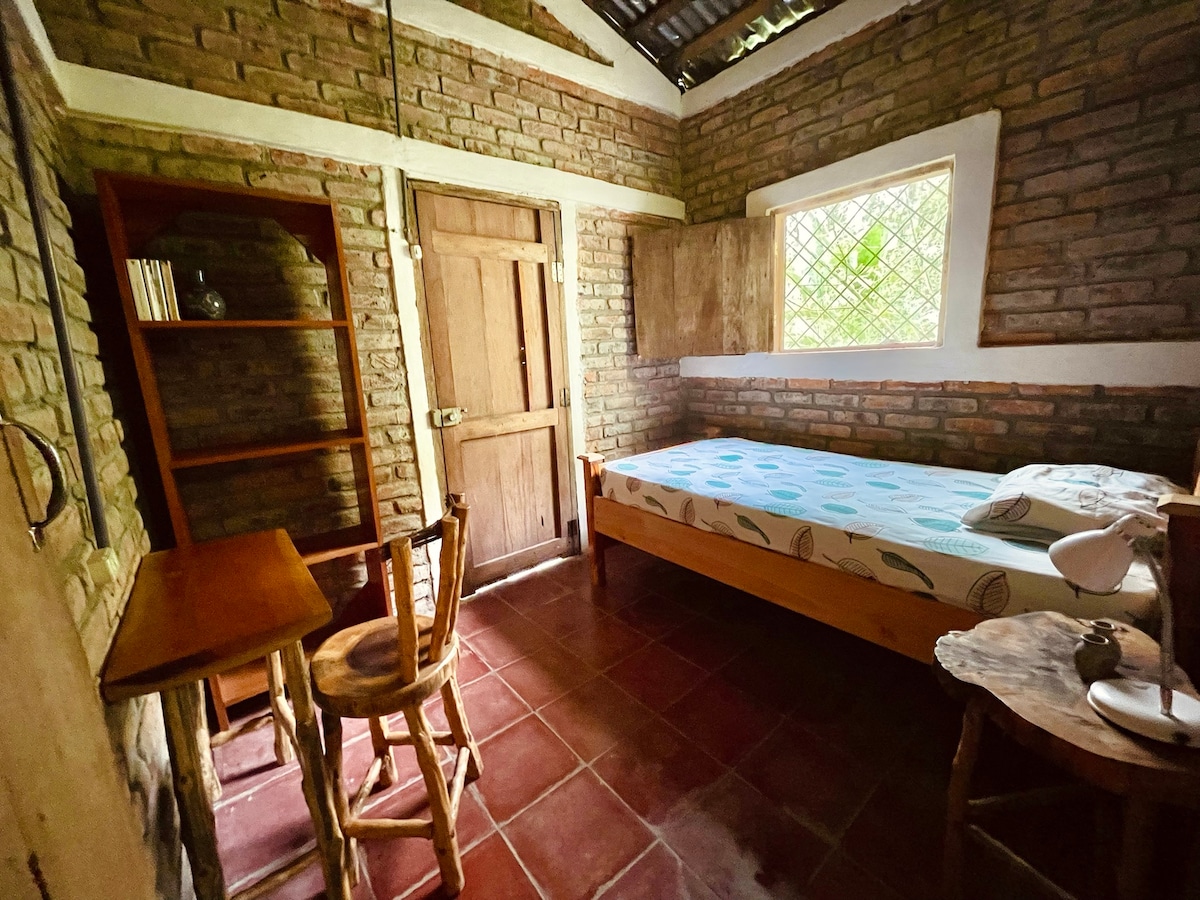 Dormitorio pequeño con cama individual