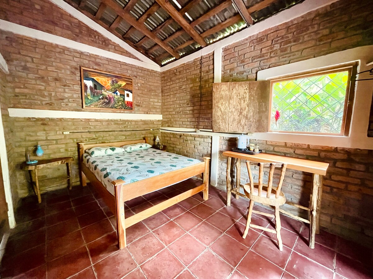 Dormitorio grande de canbin normal con cama doble.