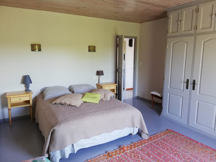 Prostrana soba, krevet pripremljen za vas, vrlo udoban 160, odabrani jastuci s perivim štitnicima, sezonskim i perivim dekama, stolićem, ormarom, staklenim vratima na terasi, roletama i/ili drvenim priručnikom...