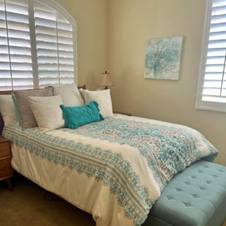 Двойното легло в стаята за гости има дистанционно управлявана надморска височина на главата или стъпалото.