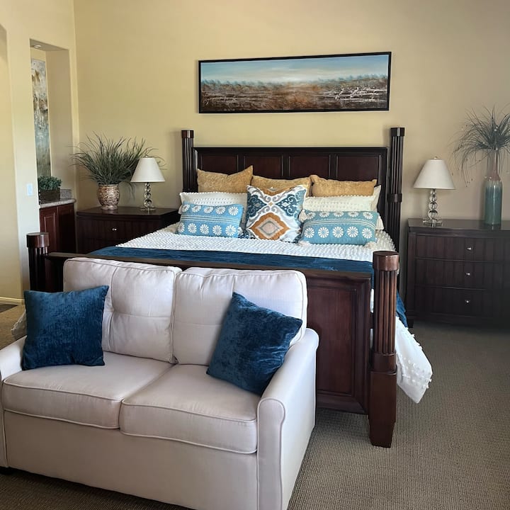 Удобно двойно легло с пълен разтегателен диван в основната спалня. 