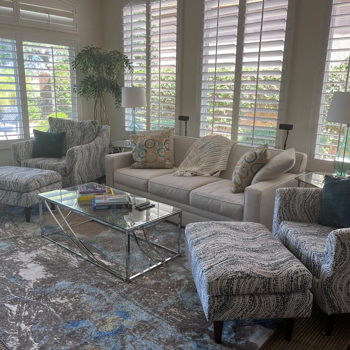 Стилен комфорт в забавна, спокойна атмосфера. Телевизори с голям екран, съраунд звук, Bluetooth високоговорители, USB портове във всяка стая. Напълно оборудвана кухня, джакузи спа, барбекю на газ и камина в задния двор. Самостоятелно, релаксиращо място за отдих.