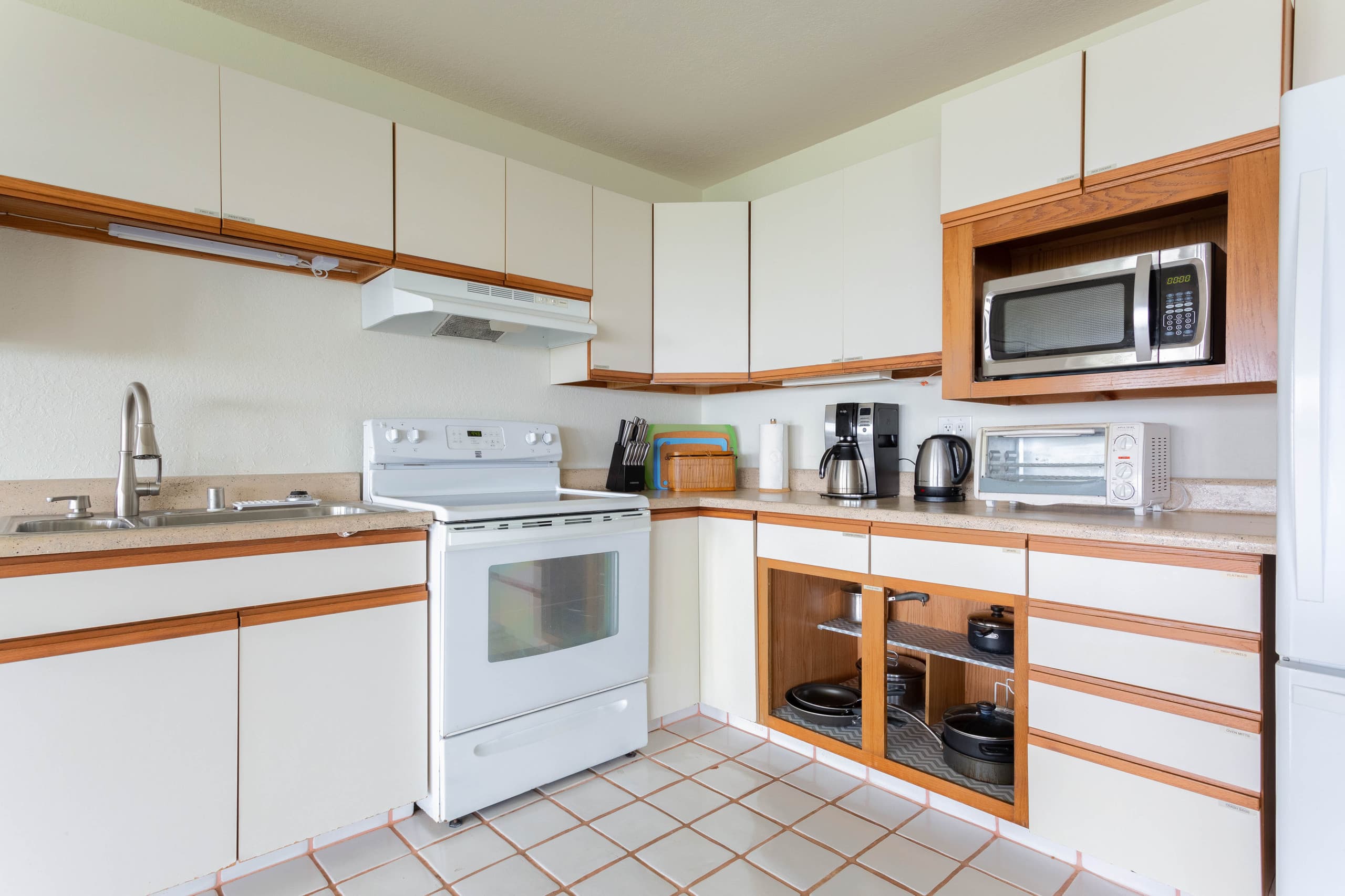 Oceanfront w/pool;surf beach! (Hale Kahoa Annex) - Image 10
