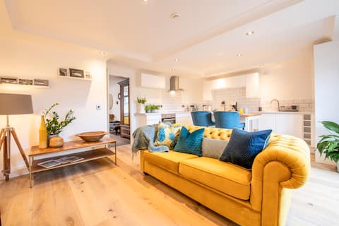 Top performing Airbnb: Bright, modern one bedroom apartment in Richmond in Richmond