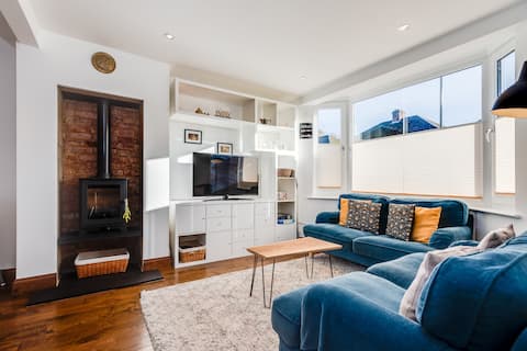 Charming 3 BR, garden & parking Near CS Lewis park