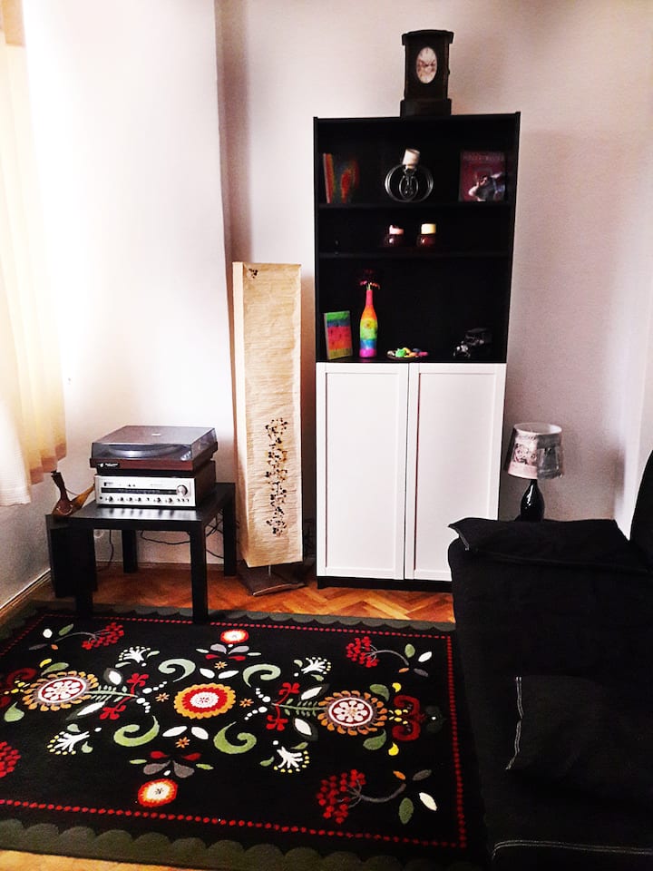 malá spálňa s pohovkou rozšírenou na 1,60 x 2 m
