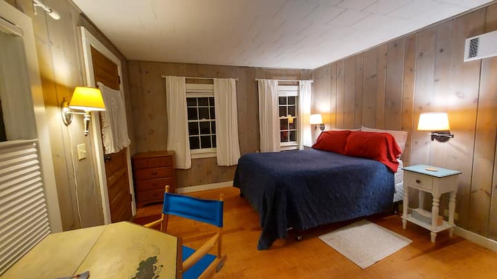 Ќе имате прекрасен сон кој ги слуша звуците на брегот.  Сите прозорци имаат ролетни и завеси за да може да спиете до доцна.