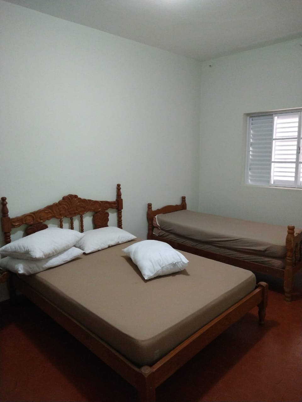 Apartmán s manželskou posteľou a samostatnou posteľou.