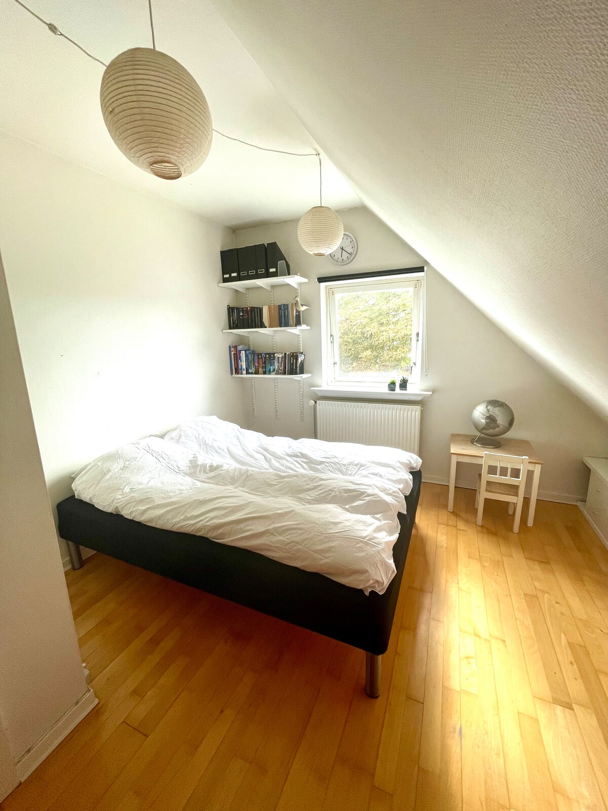 Spálňa 2 (1. poschodie) – manželská posteľ 140 x 200 cm