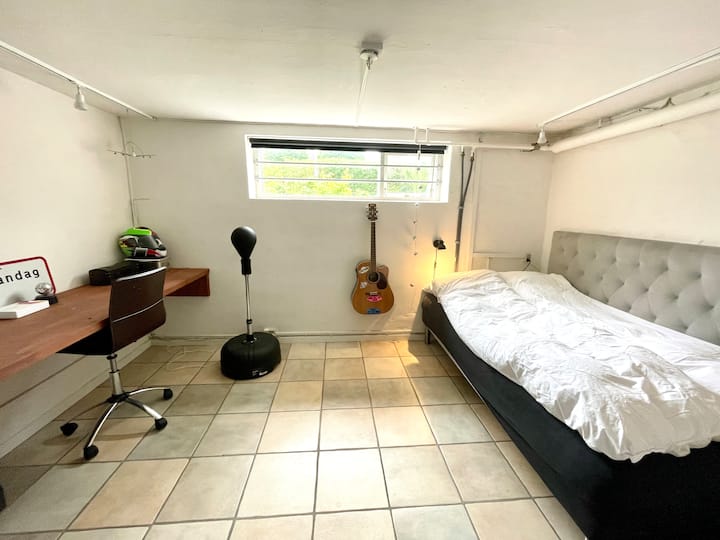 חדר שינה 4 (קומת קרקע תחתונה /מרתף) – מיטה זוגית 140x200 ס"מ