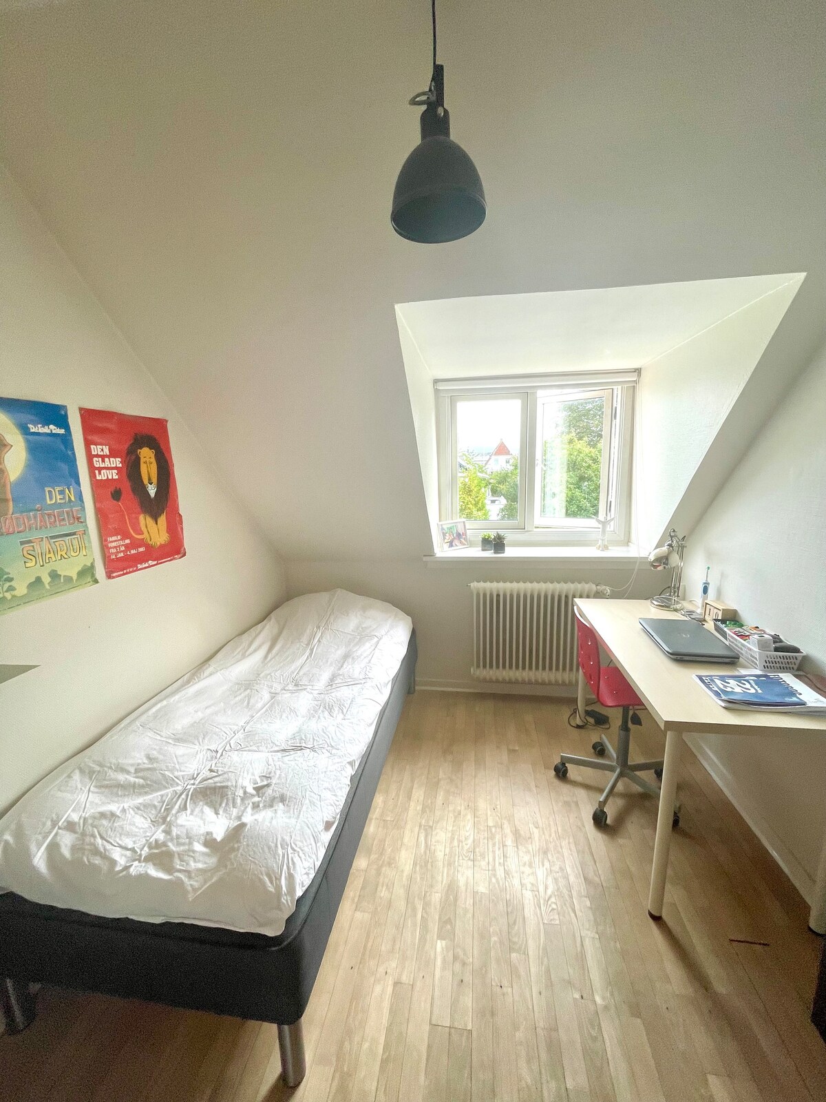 Spálňa 3 (1. poschodie) – jednolôžko 90 x 200 cm