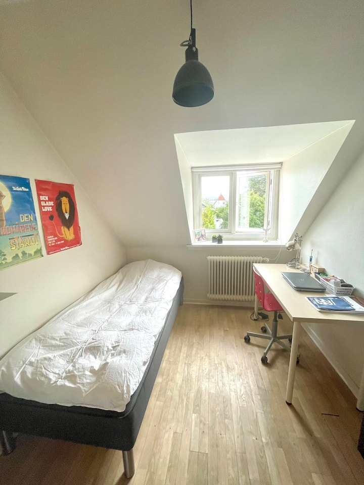 חדר שינה 3 (קומה 1) – מיטת יחיד 90x200 ס"מ