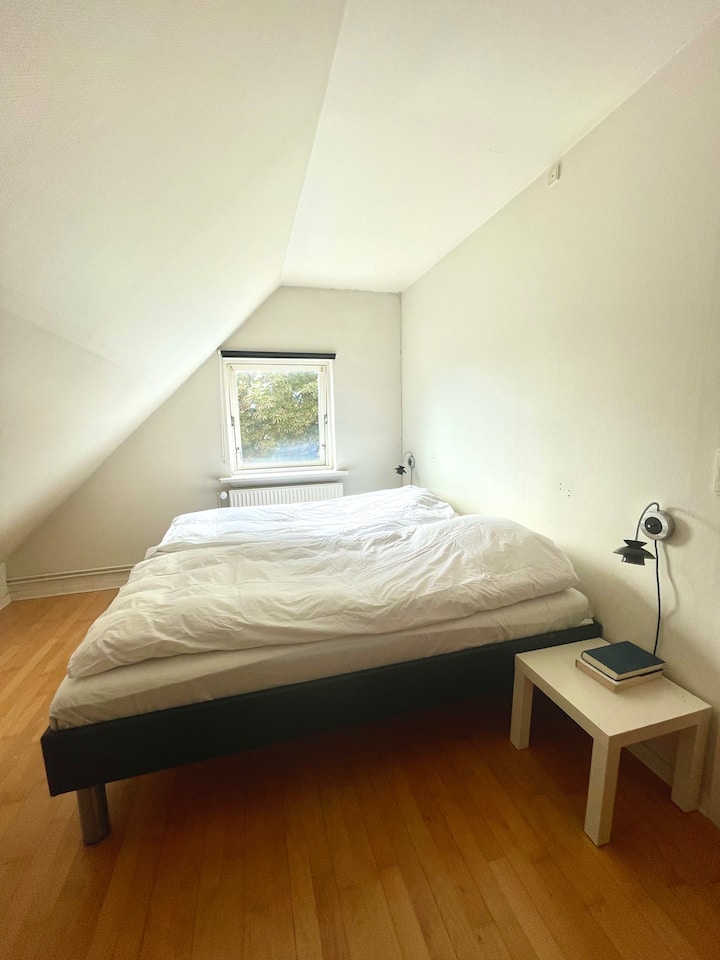 חדר שינה 1 (קומה 1) – מיטת קינג סייז 180x200 ס"מ