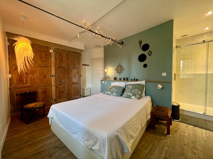 La camera da letto principale ha il suo bagno privato.