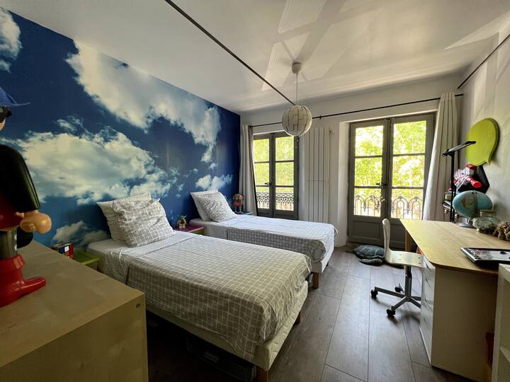 Immergiti tra le nuvole nella camera da letto di Marcus