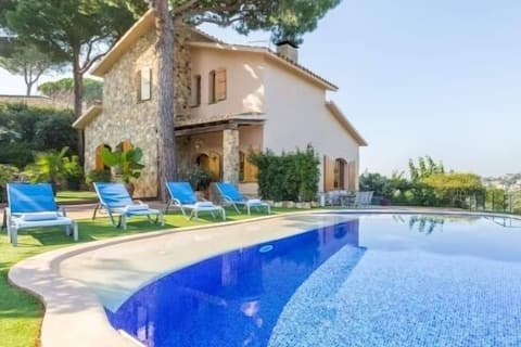 House with a pool for 8 people, Costa Brava-Villa Irene