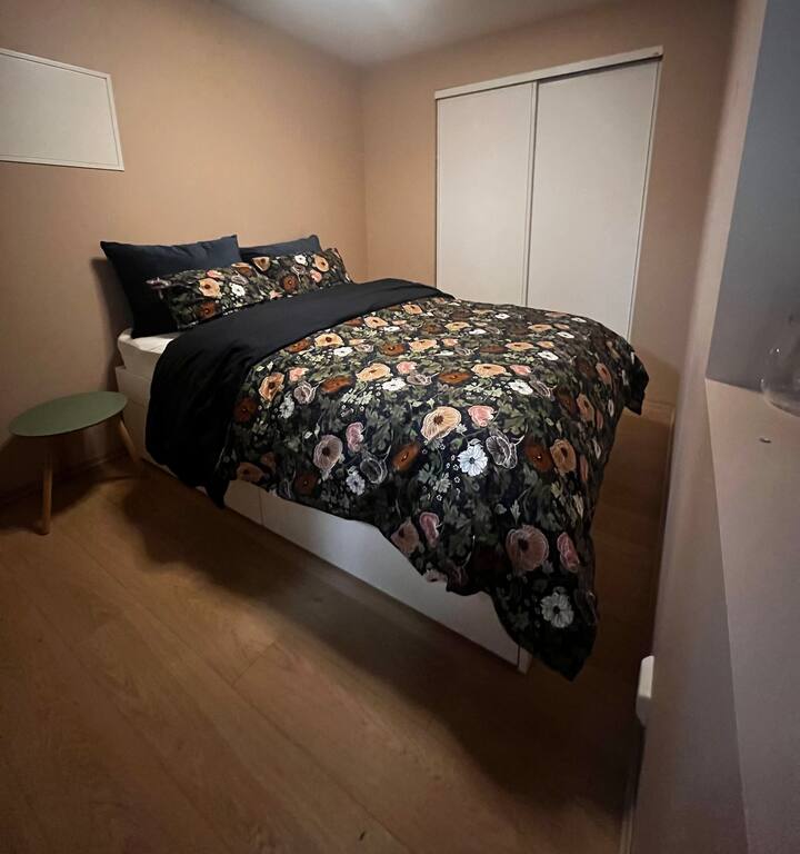 Dormitorio dos con cama doble.
