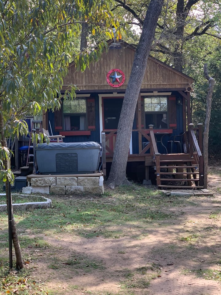 Private Hütte mit Whirlpool, in Wäldern, kleiner Seeblick Blockhütten