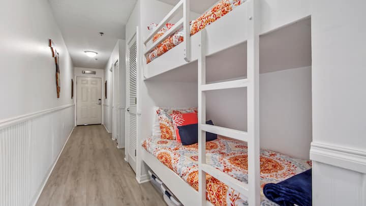 Poschodové postele s výhľadom na vstupné dvere