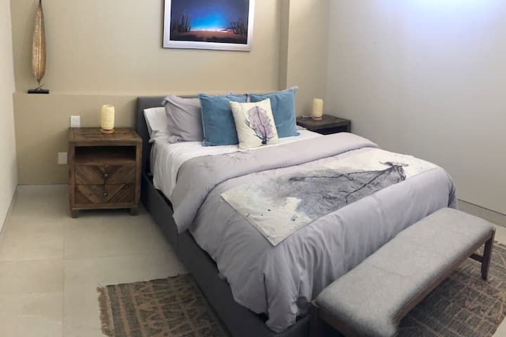 غرفة نوم ثانية بسرير كوين وحمام كامل وخزانة ملابس كبيرة.