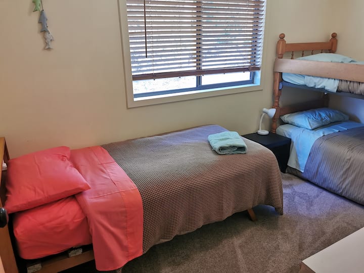 Tercer dormitorio con una cama de una plaza y dos literas.