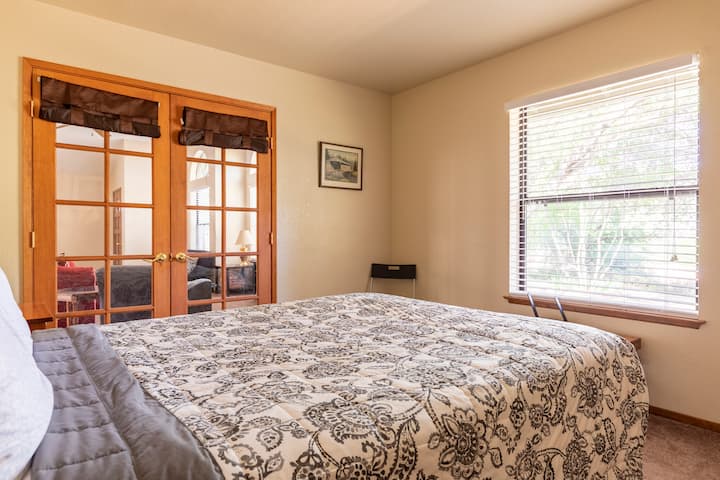 Bedroom 3, hallway bedroom, queen size bed