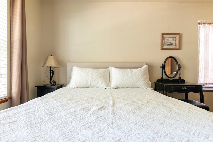 Second bedroom.