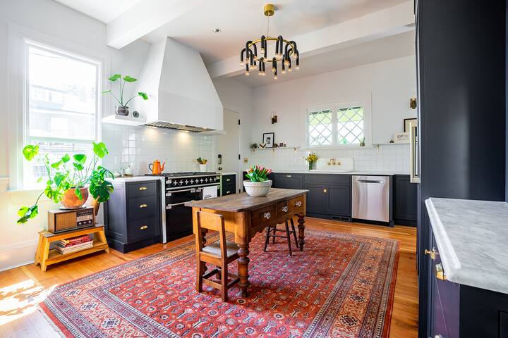 3BRs w/ AC in grand Victorian in heart of Seattle gallery image 3