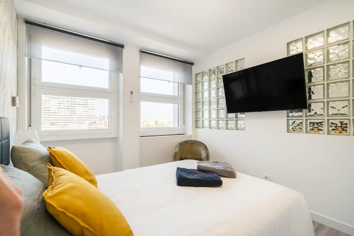 Спална соба со цел кревет и телевизор