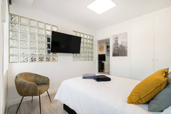 Спална соба со цел кревет и телевизор