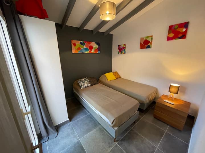 空调房两张80张单人床，可与衣柜相连 
 