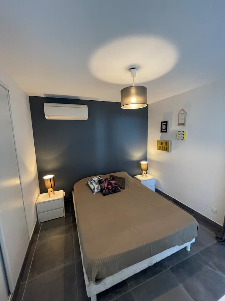 空调前卧室大衣橱床和电视梳妆台 