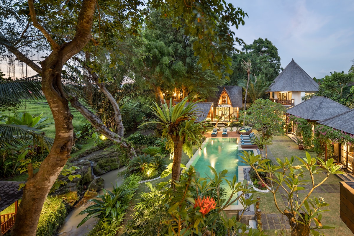 Villa in Kecamatan Kuta Utara · 6 bedrooms · 7 beds · 7 baths รายการ Airbnb เปรียบเทียบ