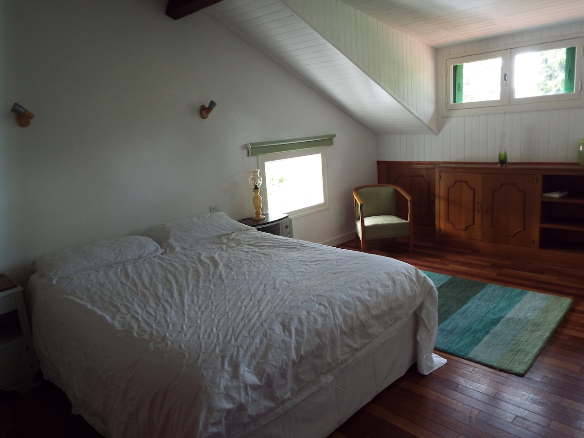 חדר שינה ראשי עם מיטת קינג סייז