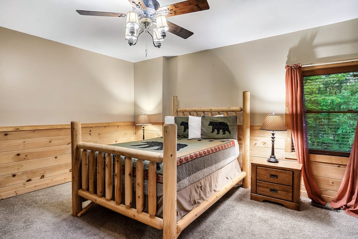 Spálňa na spodnom poschodí s manželskou posteľou Queen a televízorom Kúpeľňa je pripojená. 