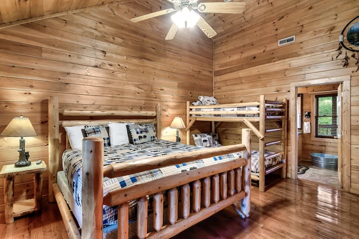 Hlavná spálňa na hlavnom poschodí. Veľká manželská posteľ s oddelenými lôžkami. Pripojený televízor a kúpeľňa. 