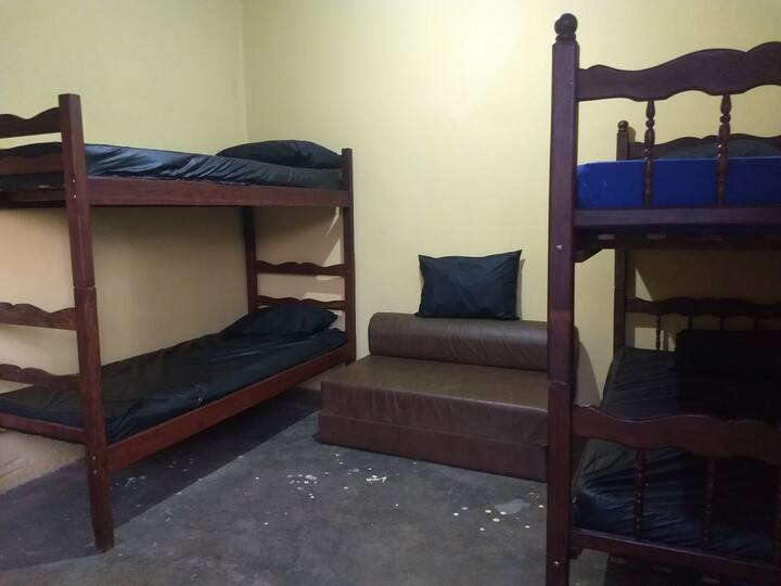 Chumba cha kulala cha 4 (kwenye chalet) – kitanda sofa cha watu wawili, vitanda 2 vya ghorofa na godoro la ziada ikiwa linahitajika