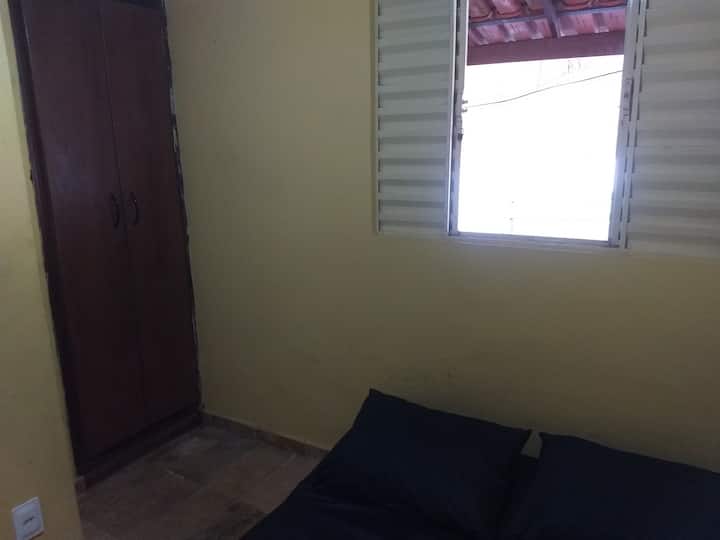 Chumba cha kulala cha 3 kilicho na kabati la ndani, kitanda sofa cha watu wawili kilicho na godoro juu yake