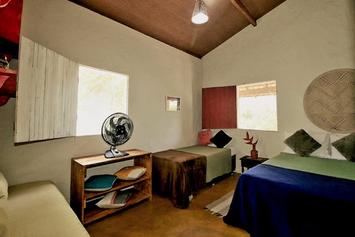 חדר מרווח, מרווח ונוח. מסכים על החלונות. הם ישנים בנוחות 4 אנשים.