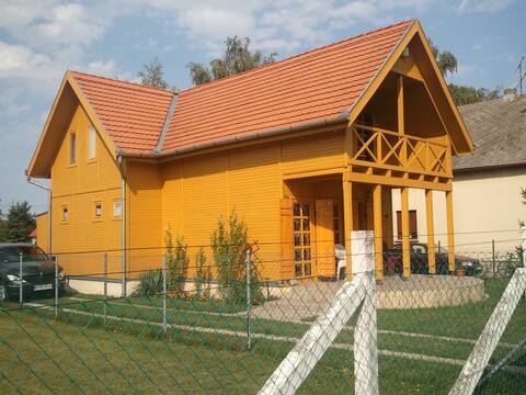 Családi nyaraló füves kerttel, közel a Balatonhoz