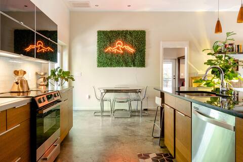 Eclectic & Romantic - Walk to Historic Downtown!