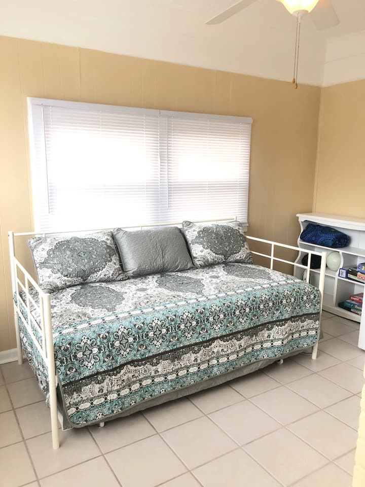 日光浴床。这个房间里也有洗衣房